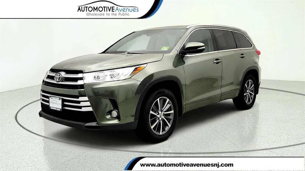 Used 2018 Alumina Jade Metallic Toyota XLE V6 AWD w/ Tow Hitch Receiver image 1