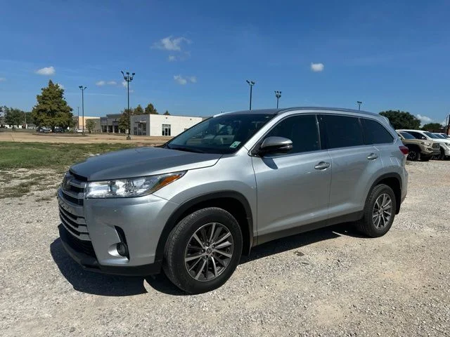 Used 2019 Silver Toyota XLE image 6