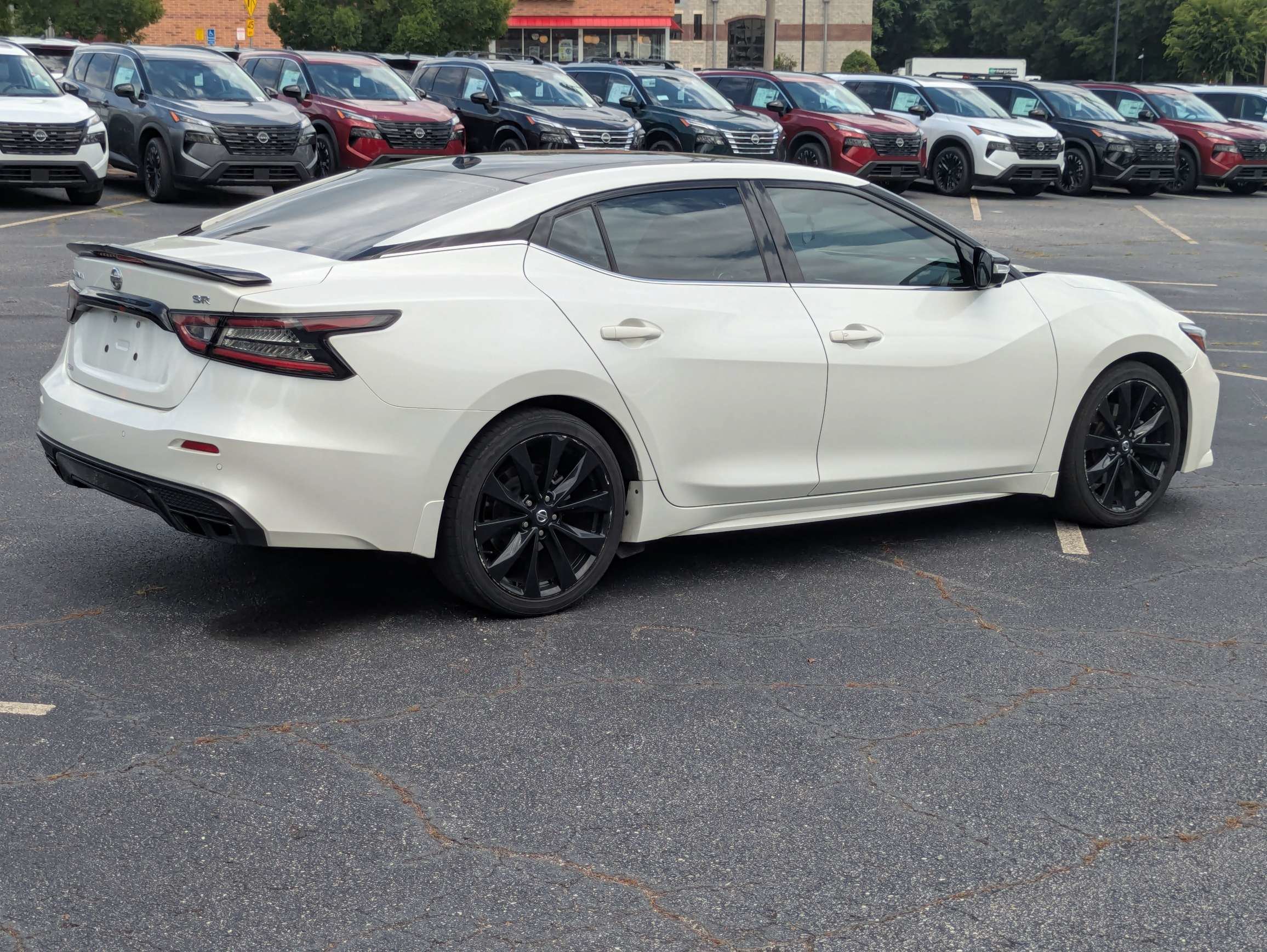 Used 2022 White Nissan SR image 3