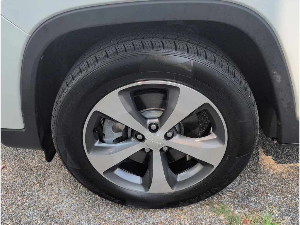 Used 2019 WHITE Jeep 4d SUV 4WD Limited 3.2L image 9