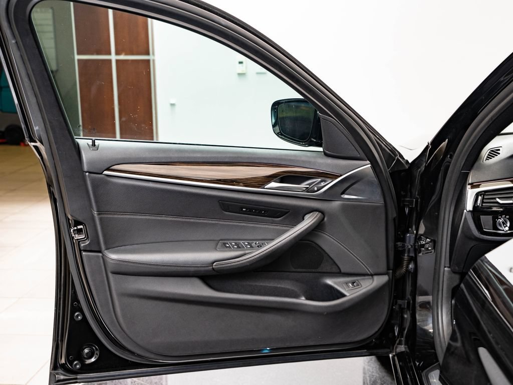 Used 2019 Black Sapphire Metallic BMW 540i image 25