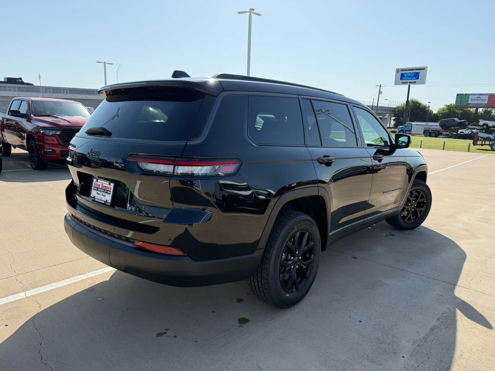 New 2026 Diamond Black Crystal Pearlcoat Jeep Laredo Altitude image 6