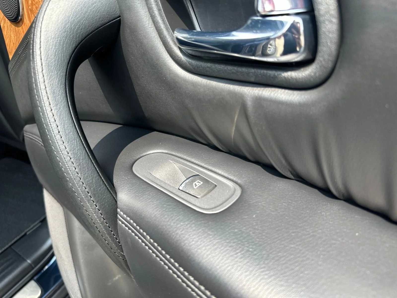 Used 2023 Blue Nissan SL image 41