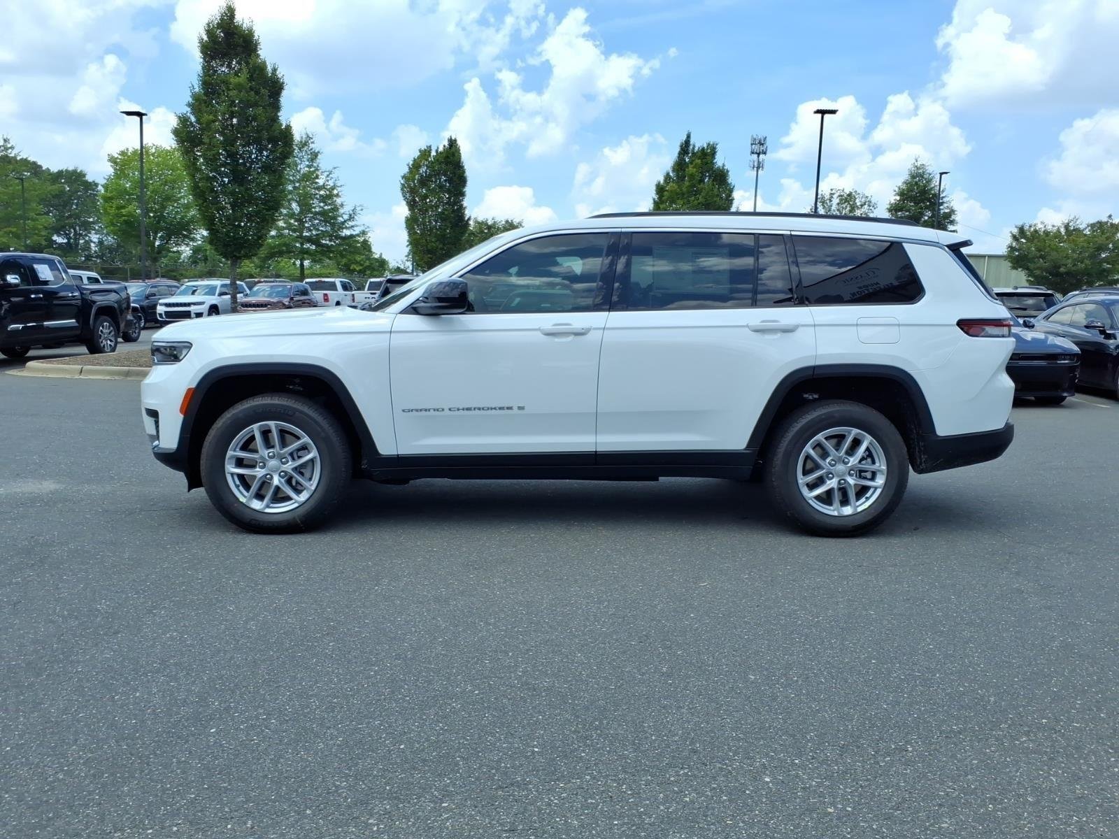 New 2026 Bright White Clear-Coat Exterior Paint Jeep Laredo image 3