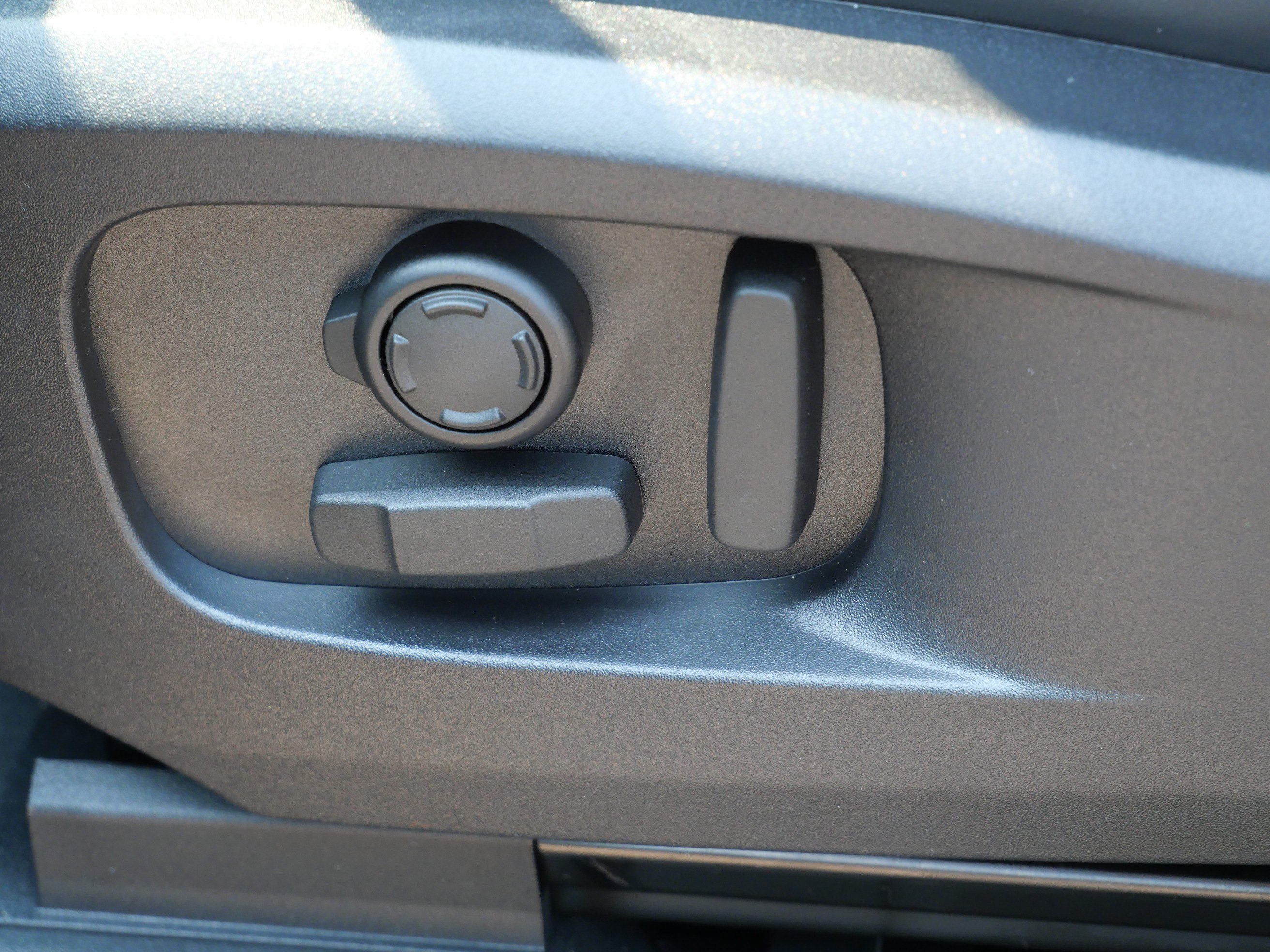 New 2026 Santorini Black Land Rover X-Dynamic SE image 5
