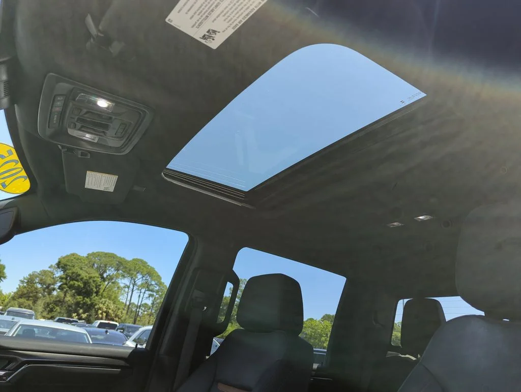 Used 2025 White GMC AT4 image 28
