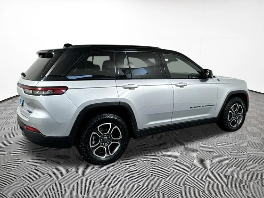 Used 2024 Silver Jeep Trailhawk 4xe image 12