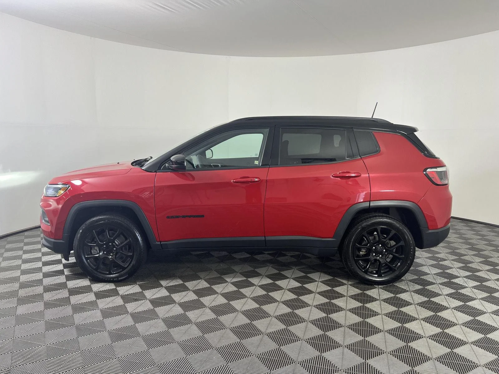 Used 2023  Jeep Altitude image 28
