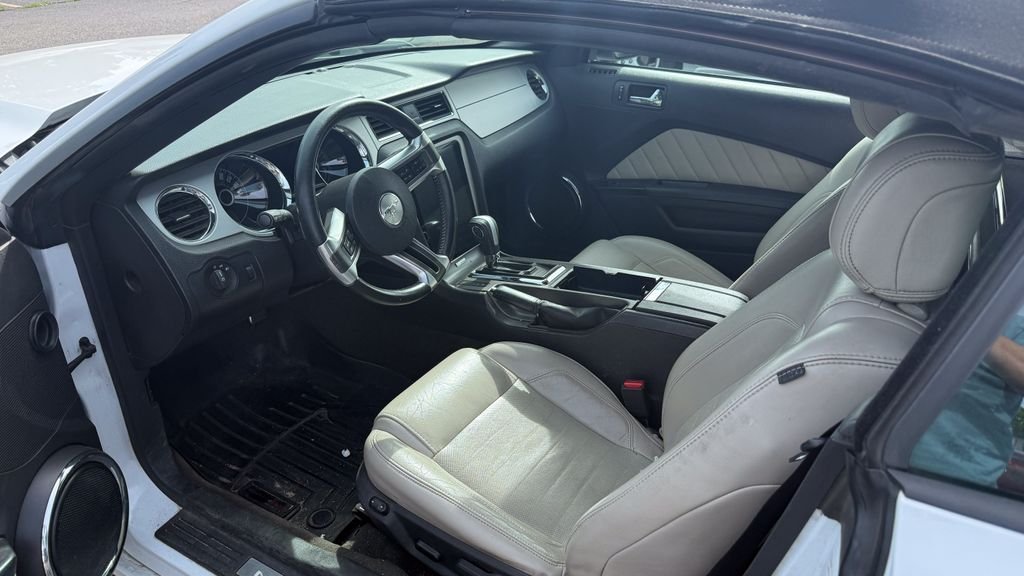 Used 2014 White Ford V6 Premium image 3