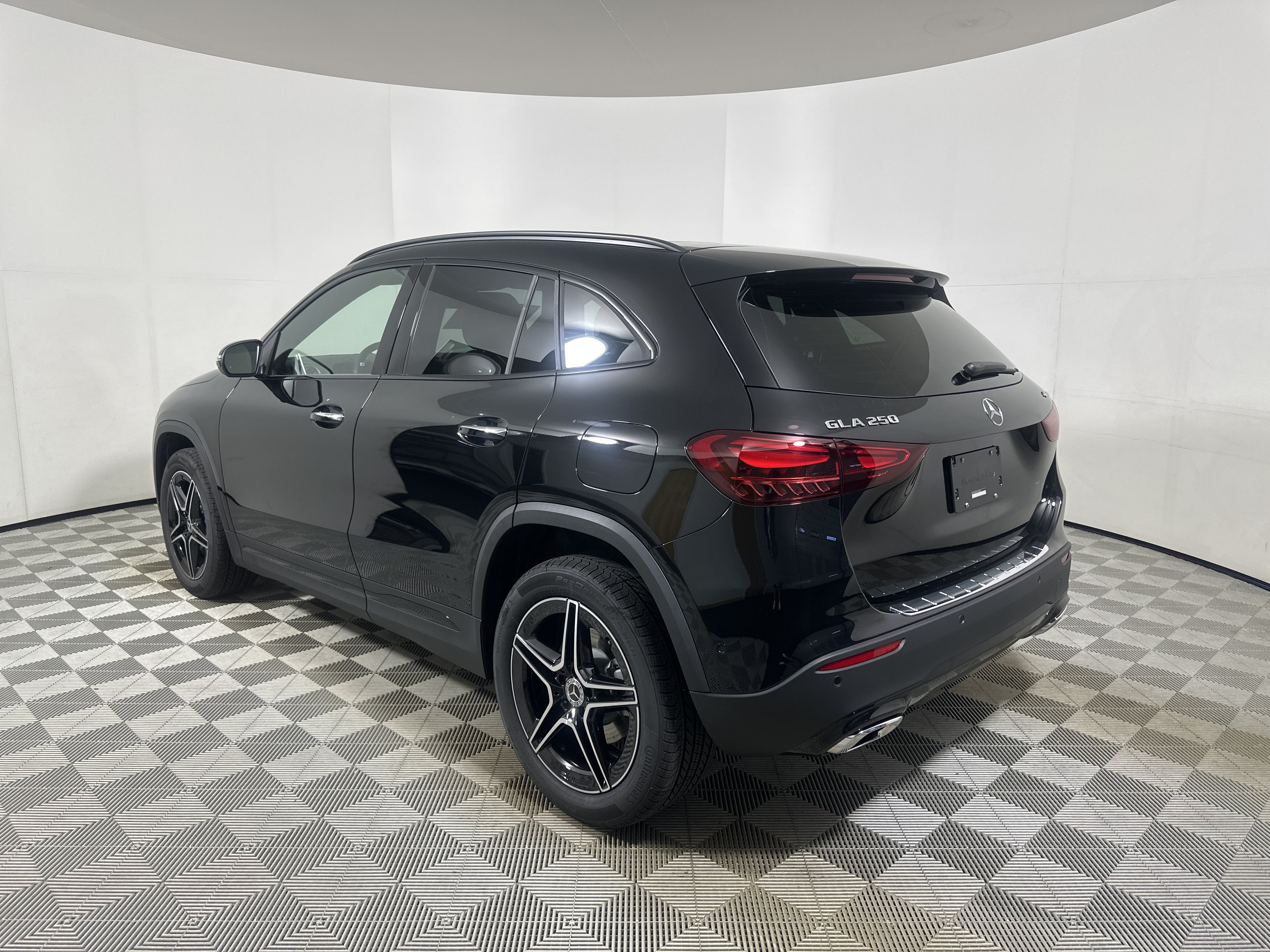 New 2026 COSMOS BLACK METALLIC Mercedes-Benz GLA 250 image 5