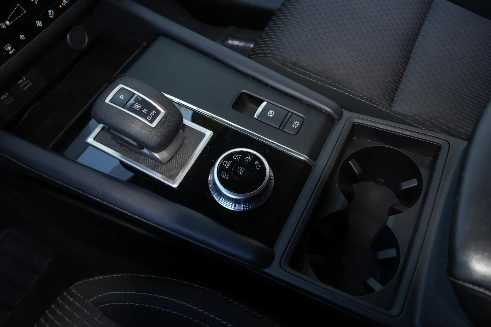 Used 2024 Silver Mitsubishi ES image 23