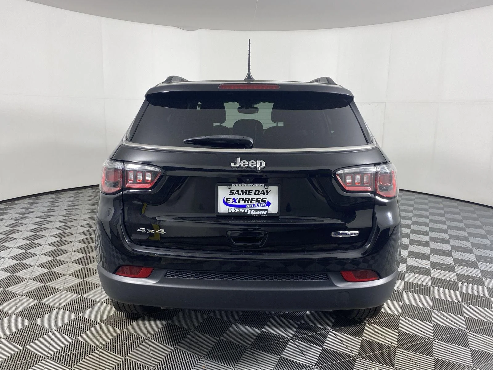 Used 2023 Diamond Black Crystal Pearlcoat Jeep Latitude image 11