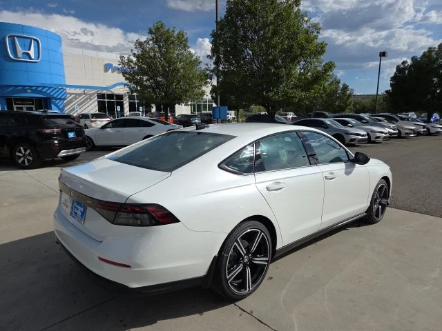 New 2026 Platinum White Pearl Honda SE image 3