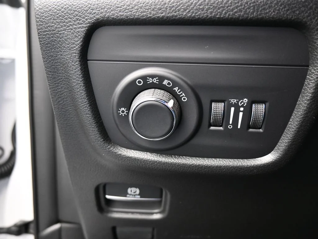 New 2026 Bright White Clear-Coat Exterior Paint Jeep Laredo X image 27