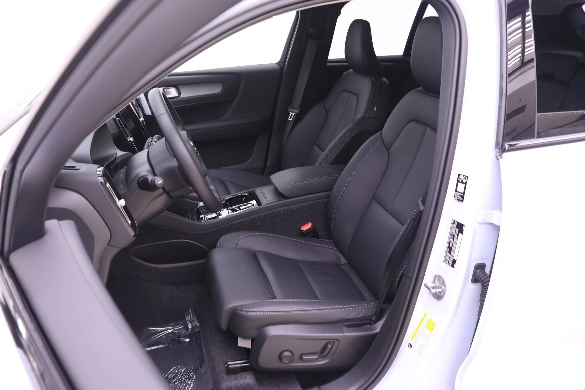 2026 Volvo XC40 Plus - Photo 8