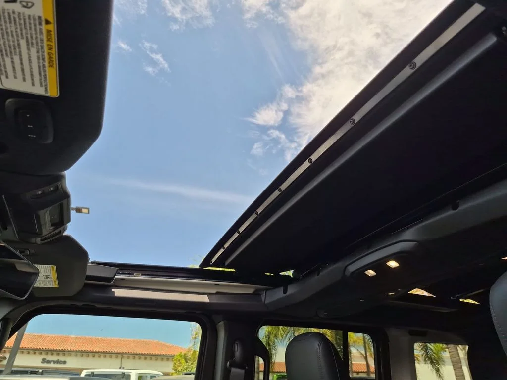 New 2026 Granite Crystal Metallic Clear-Coat Exterior Paint Jeep Rubicon X image 23