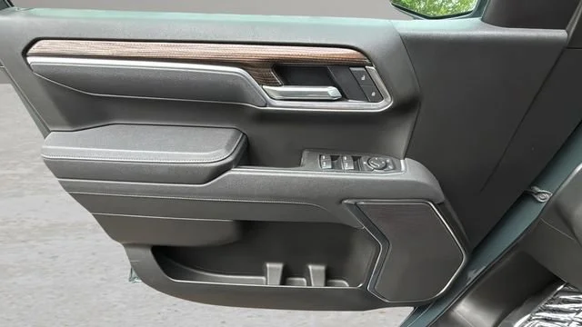 Used 2025 Cypress Gray Chevrolet LT image 19