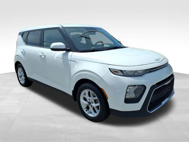 Used 2022 White Kia LX image 12