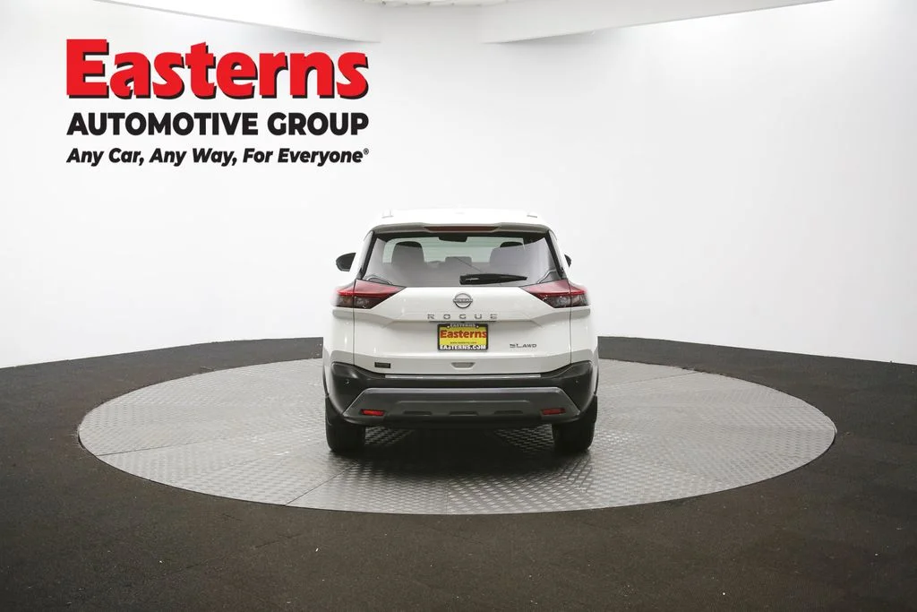 Used 2022 White Nissan SL image 38