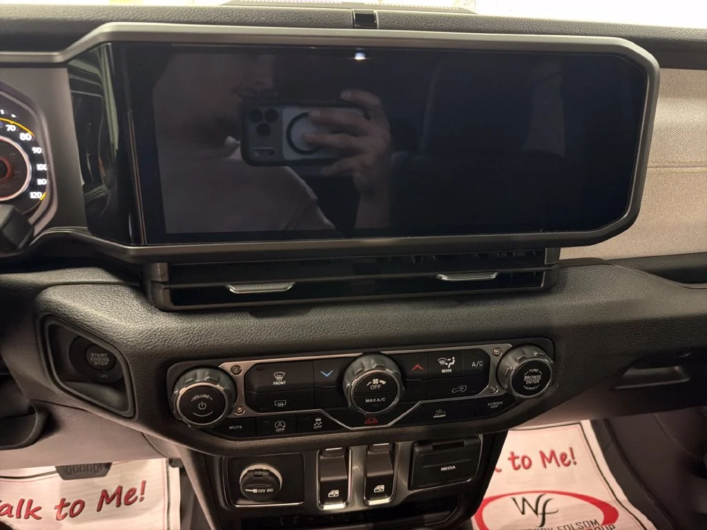 Used 2025  Jeep Sport image 17