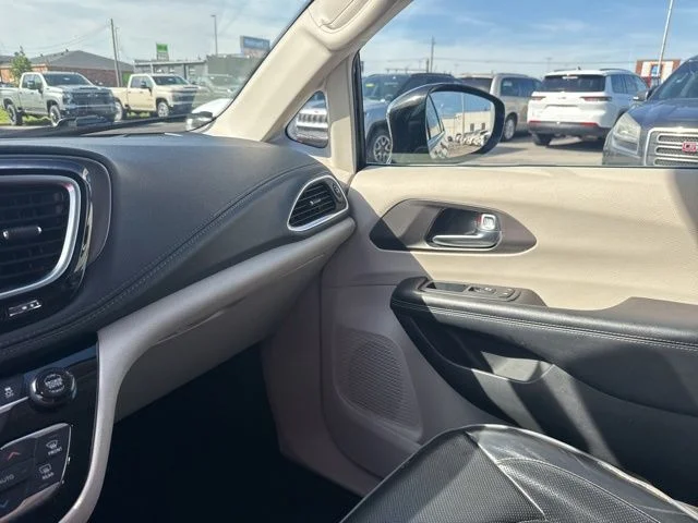 Used 2018 Black Chrysler Limited image 21