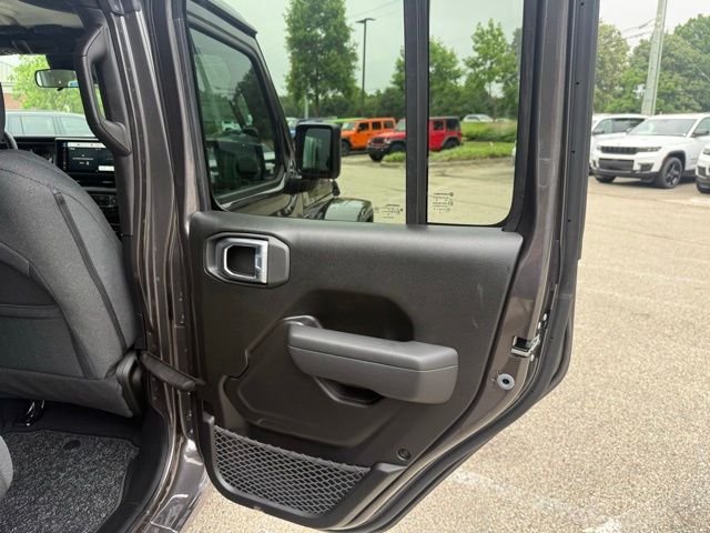 New 2026 Granite Crystal Metallic Clear-Coat Exterior Paint Jeep  image 23