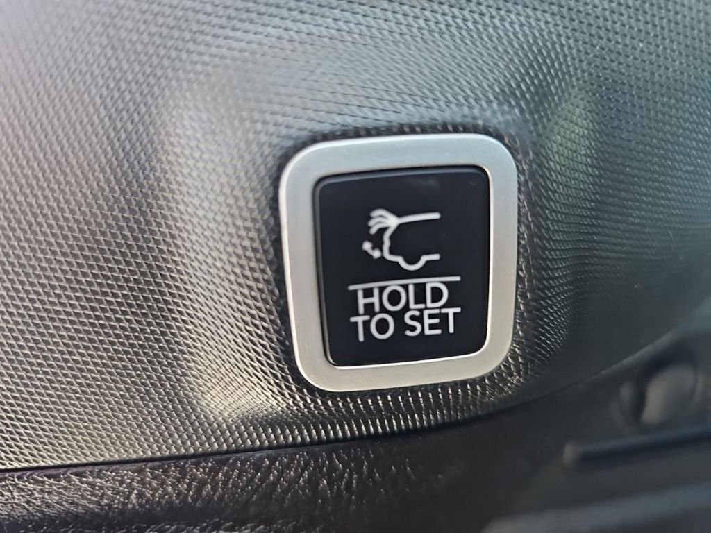 Used 2024 White/off-white Jeep Limited image 36