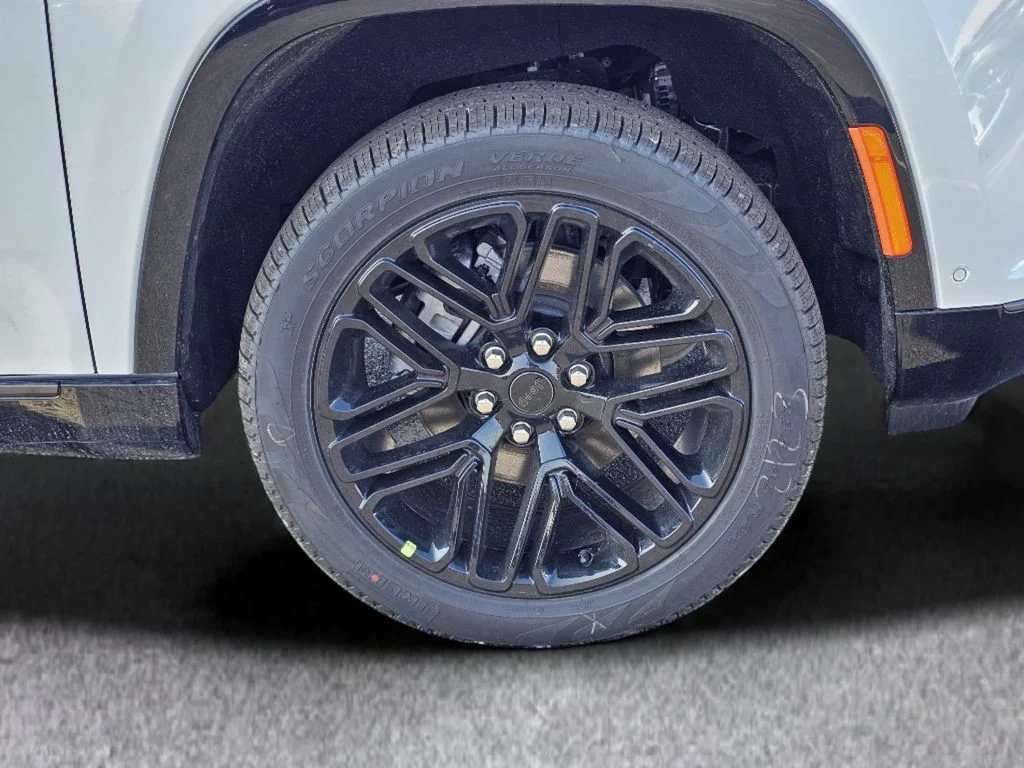 New 2026 Bright White Clear-Coat Exterior Paint Jeep Limited Reserve image 6