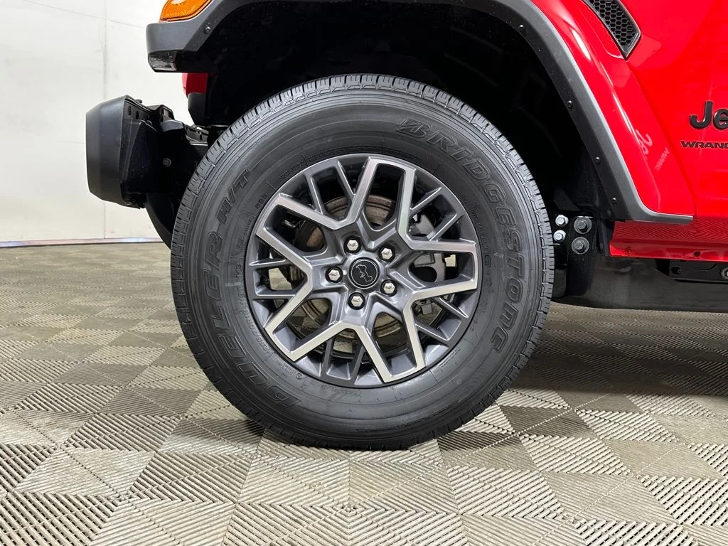 New 2026 Firecracker Red Clear-Coat Exterior Paint Jeep Sahara image 6