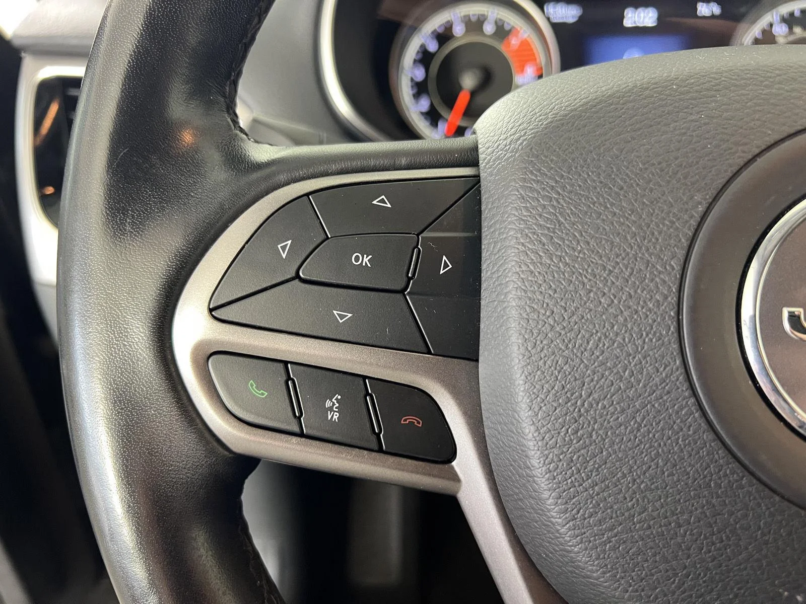 Used 2020  Jeep Limited image 9