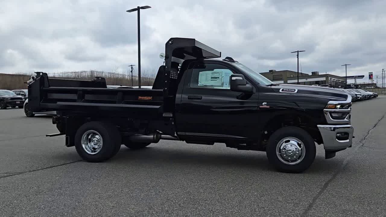 New 2026 Diamond Black Crystal Pearl-Coat Exterior Paint RAM Tradesman image 9