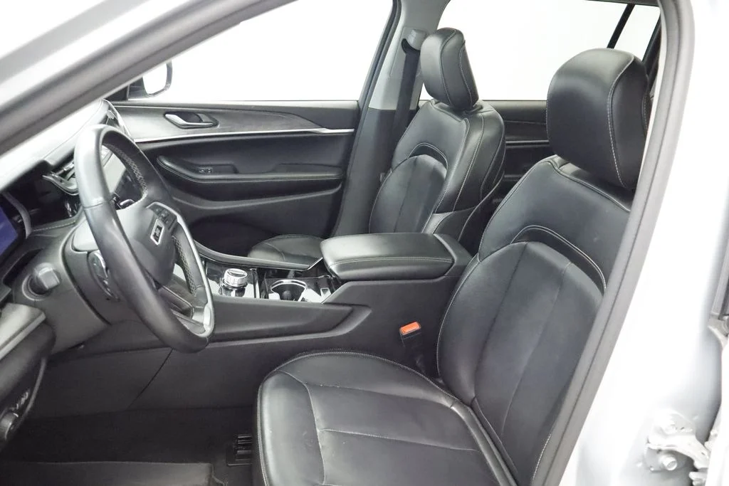 Used 2022 Silver Jeep Limited image 15