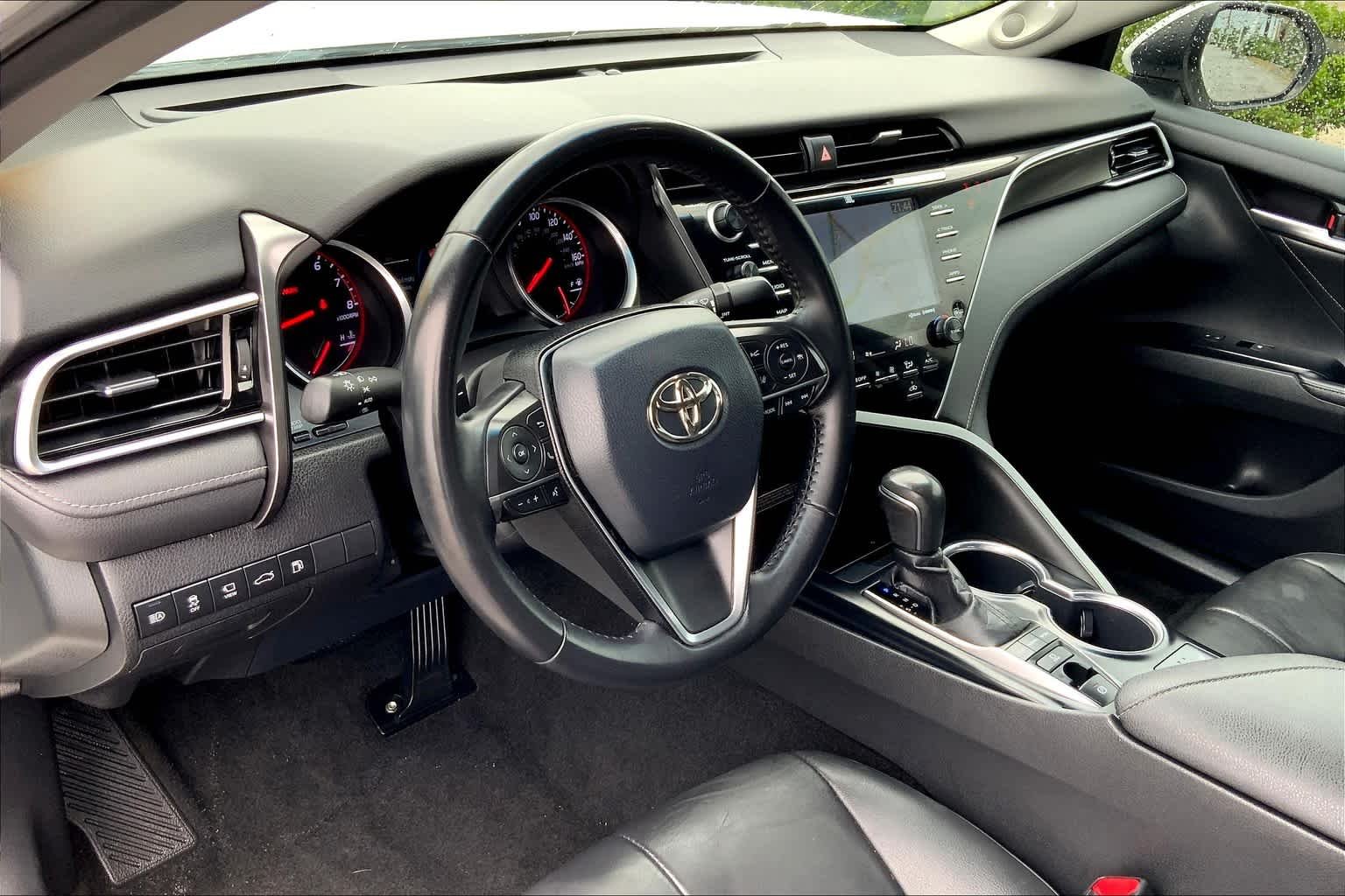 Used 2018 Wind Chill Pearl Toyota XSE V6 image 16