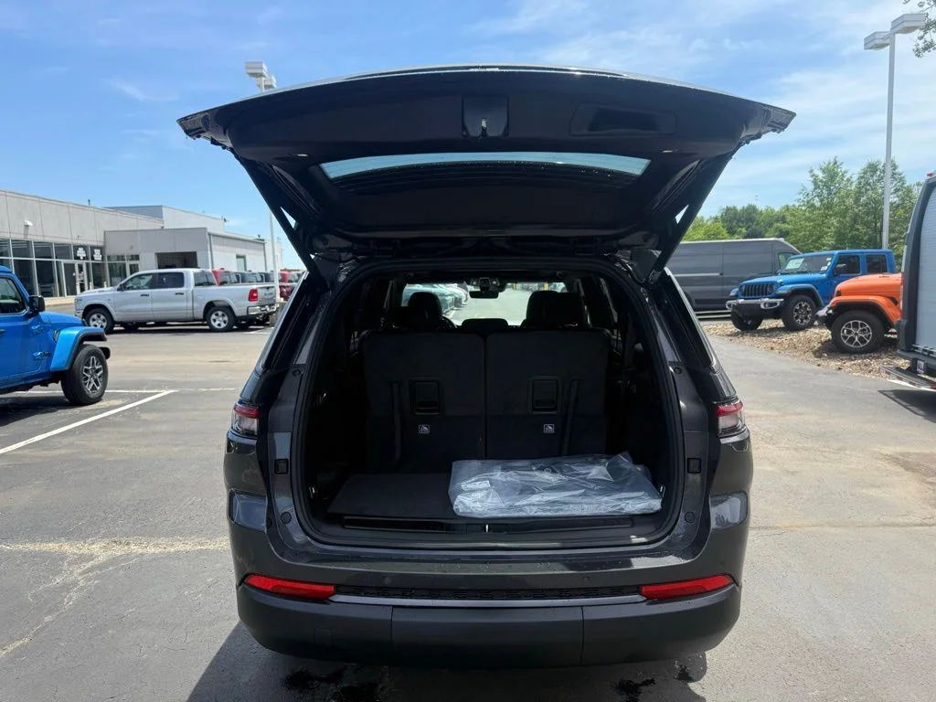 New 2026 Baltic Gray Metallic Clear-Coat Exterior Paint Jeep Laredo image 38