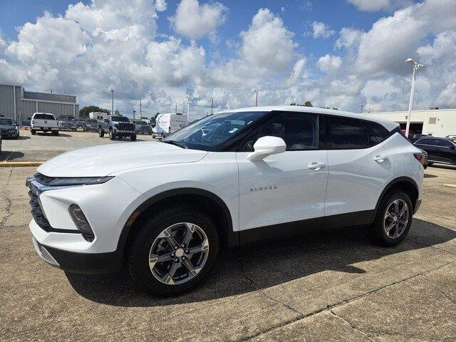 Used 2025 Summit White Chevrolet LT image 9