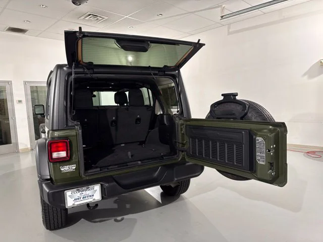 Used 2024 Green Jeep Sport S image 9