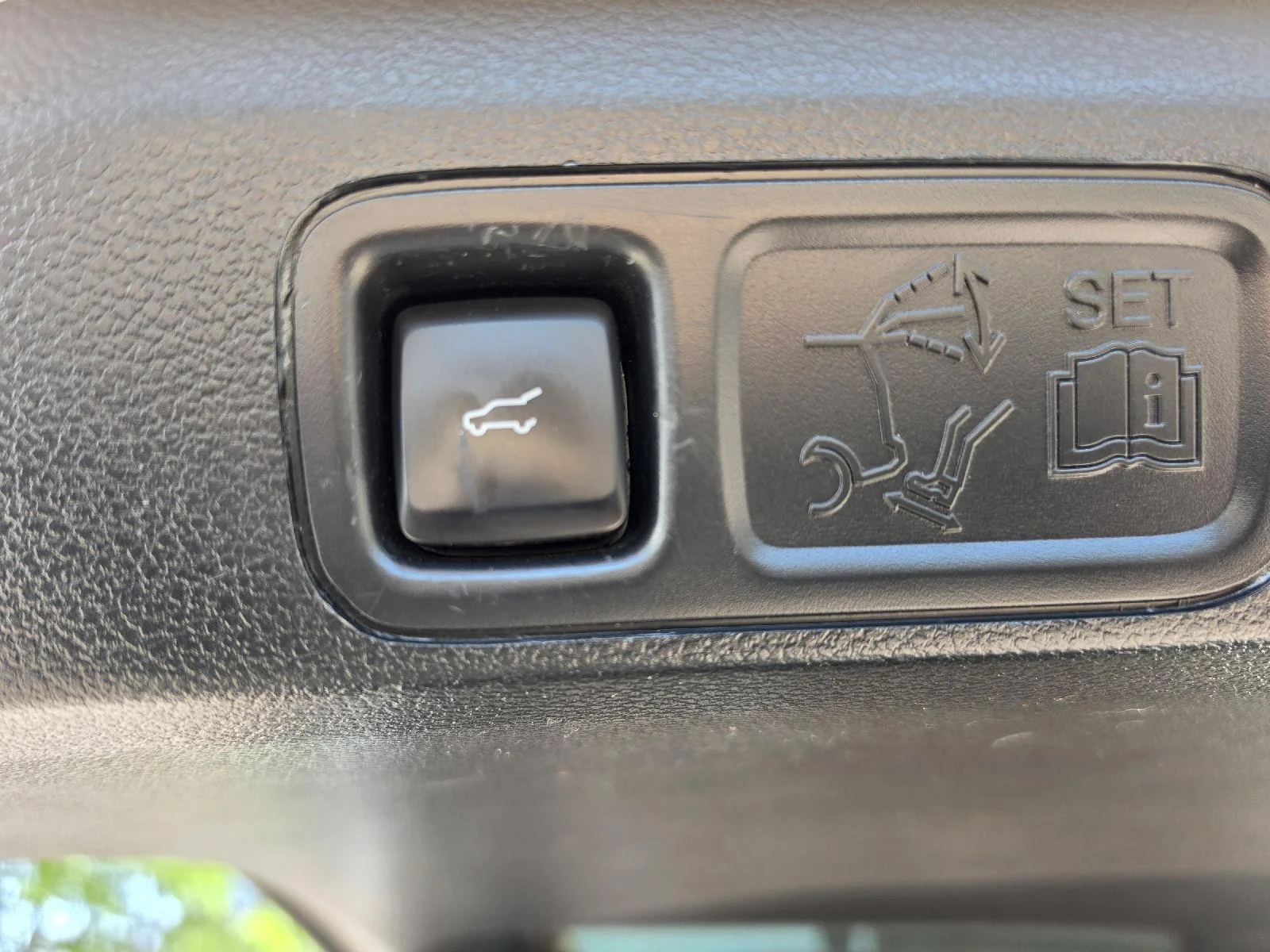 Used 2019 White Platinum Metallic Tri-Coat Ford Platinum image 15