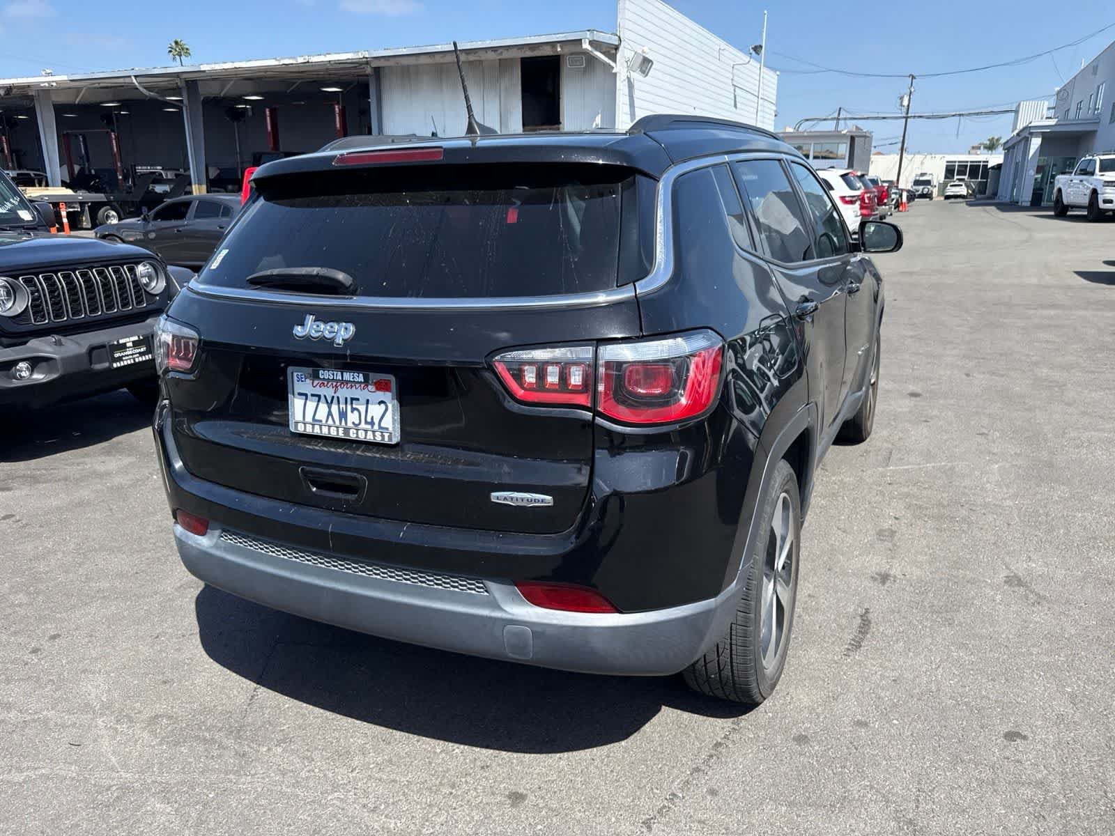 Used 2017 Diamond Black Crystal Pearlcoat Jeep Latitude image 12