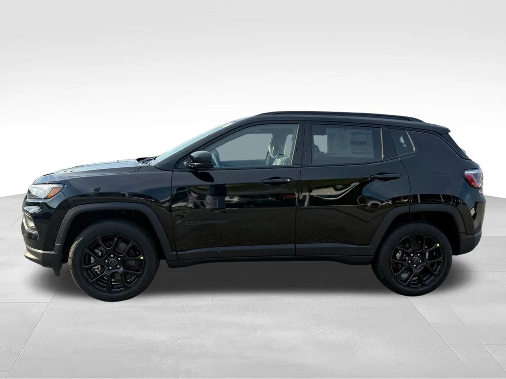 New 2026 Diamond Black Crystal Pearl-Coat Exterior Paint Jeep Latitude image 2