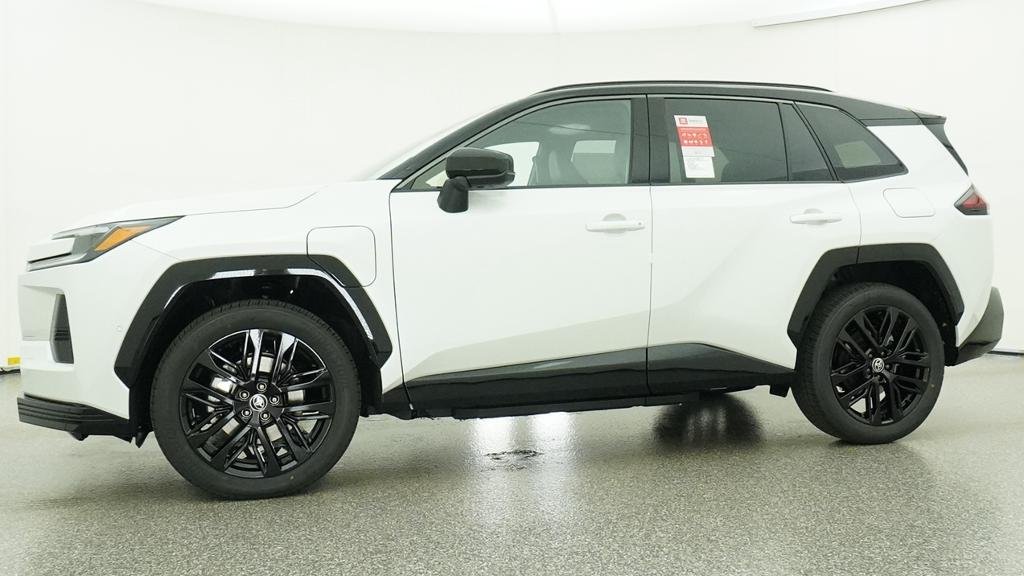 New 2026 Wind Chill Pearl with Midnight Black Metallic roof Toyota XSE image 4