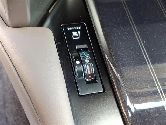 Used 2020 Starfire Pearl Lexus Luxury image 11