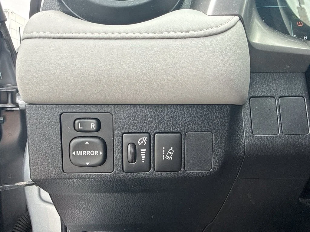 Used 2017 Silver Toyota XLE image 10