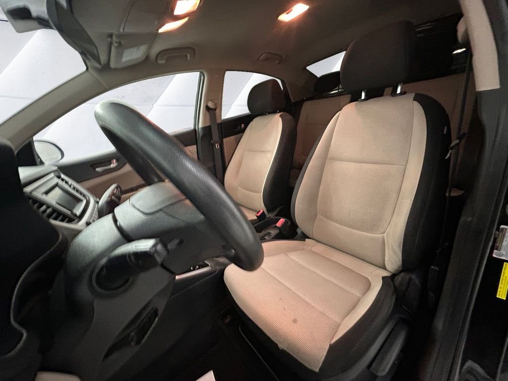 Used 2021 Black Hyundai SE image 8