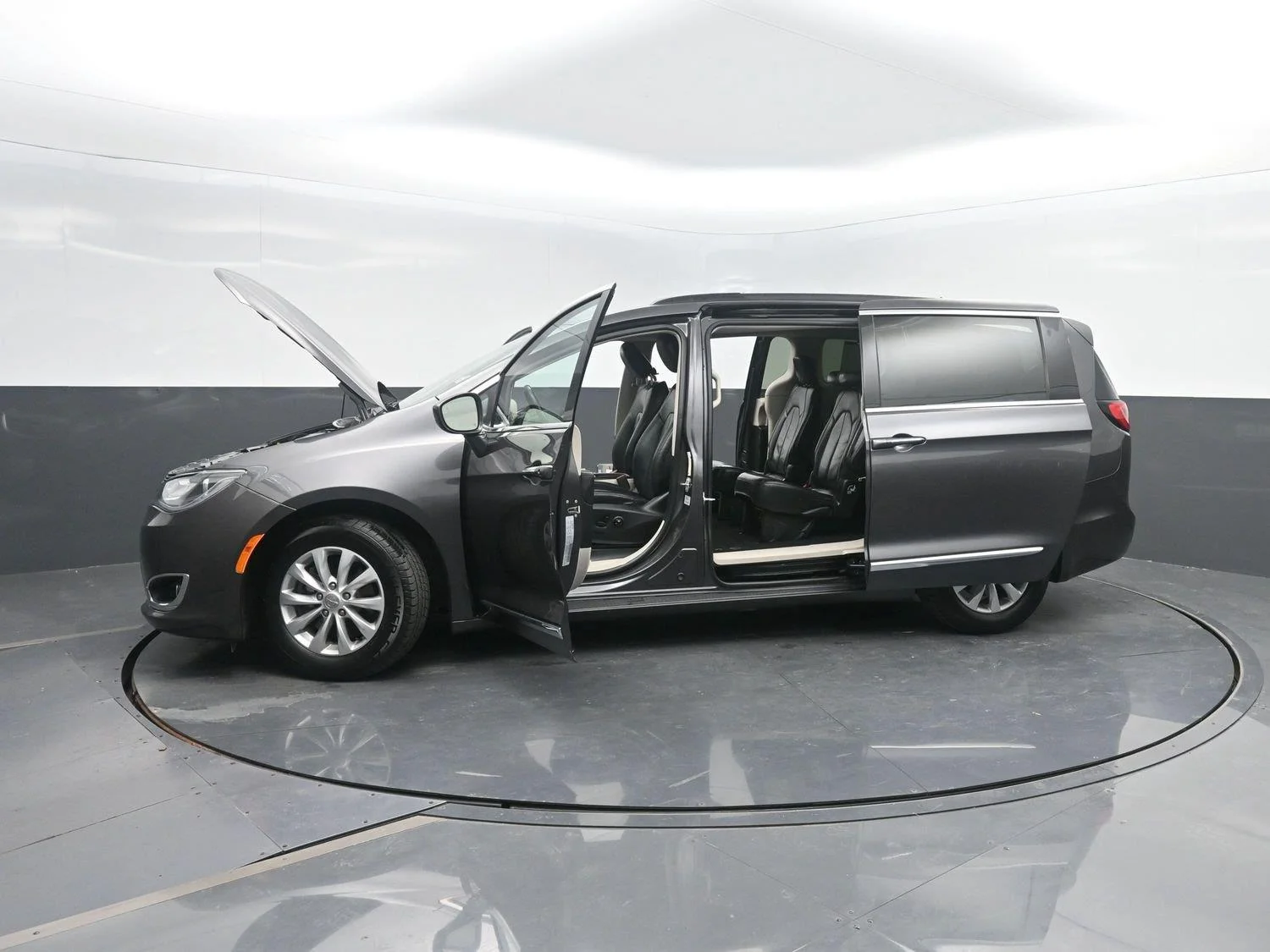 Used 2017 Granite Crystal Metallic Clearcoat Chrysler Touring-L image 45