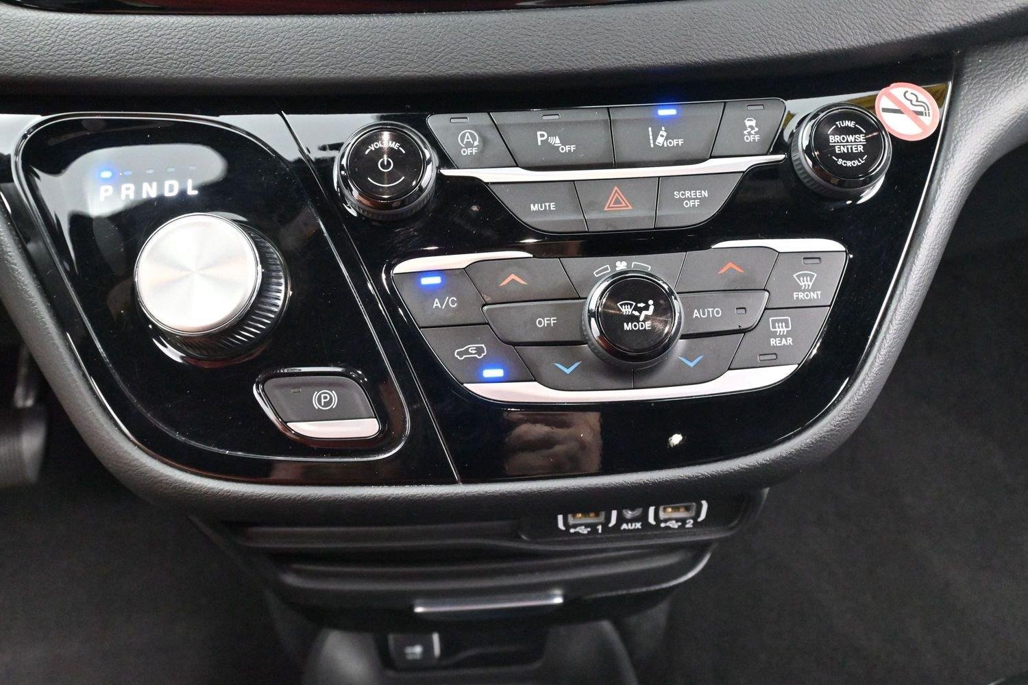 Used 2025 Diamond Black Crystal Pearlcoat Chrysler Select image 22