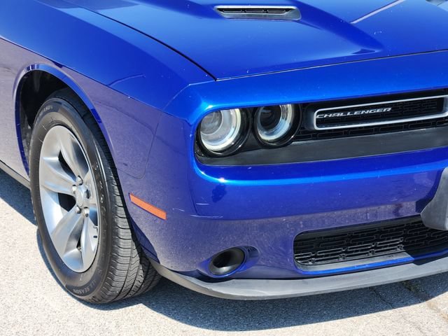 Used 2019 Blue Dodge SXT image 9