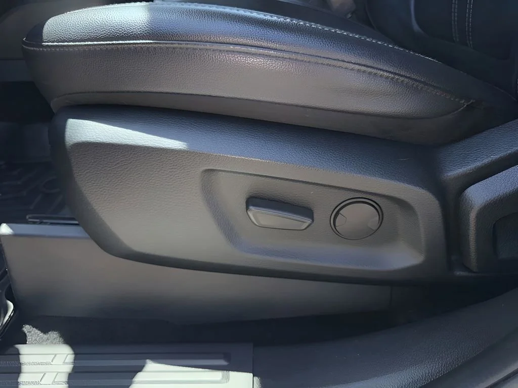 Used 2019  Ford XL image 10