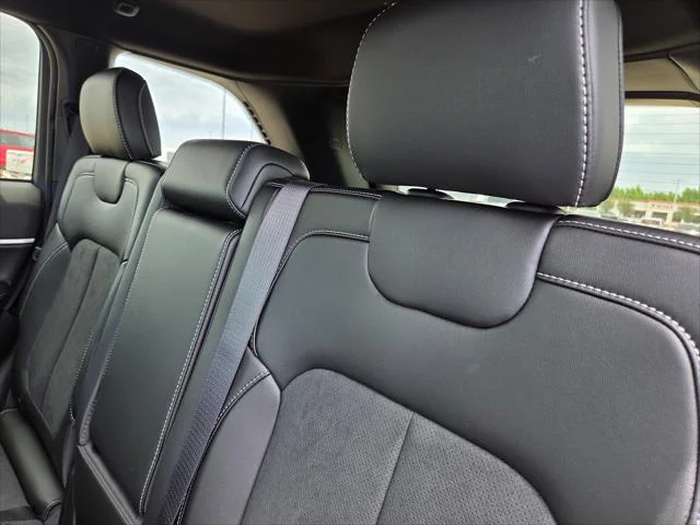 New 2026 Silver Zynith Exterior Paint Jeep Altitude image 24
