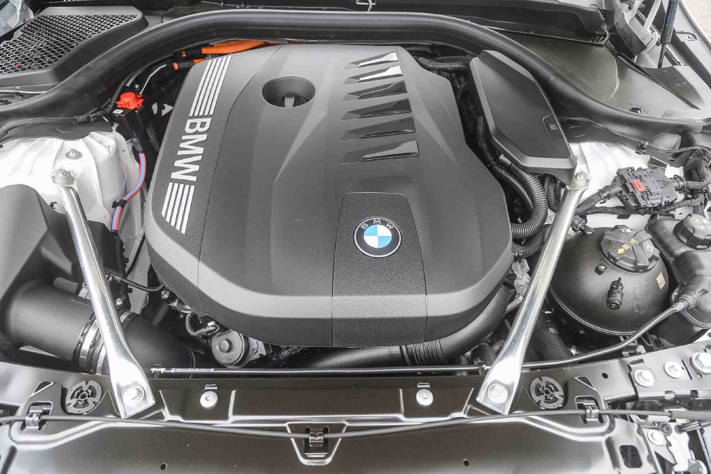 New 2027 Alpine White BMW 550e xDrive image 22