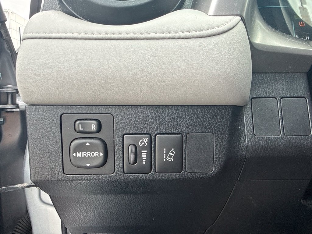 Used 2017 Silver Toyota XLE image 10